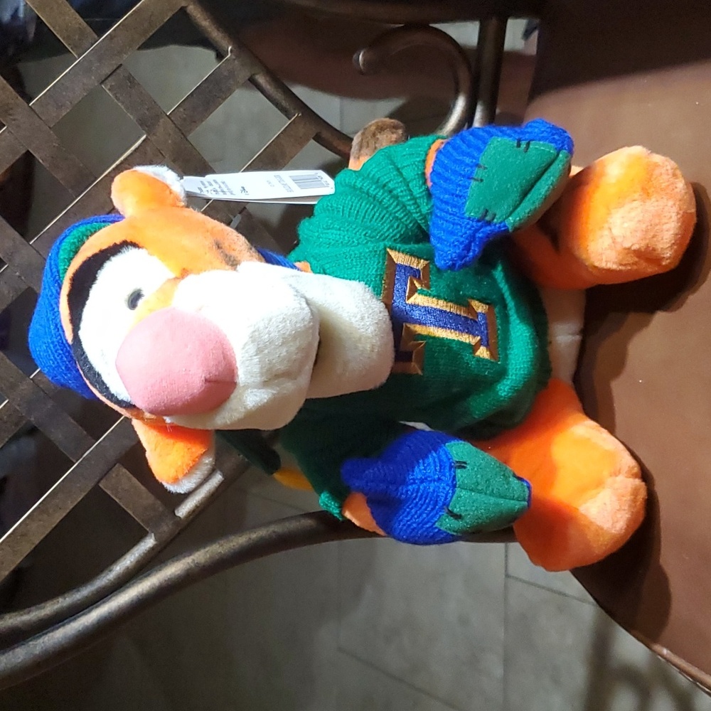 Walt Disney World Tigger Holiday T Sweater Scarf Gloves Plush Doll NWT New Vtg
